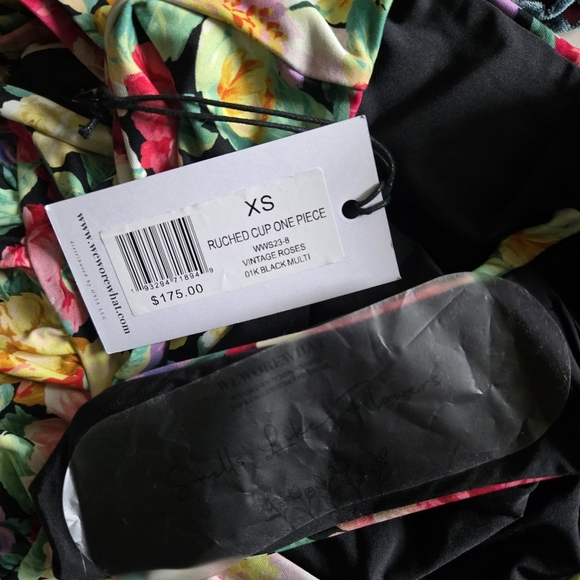 New WeWoreWhat Vintage Roses Ruched Cup One-Piece Swimsuit Size XS NWT - Picture 5 of 5